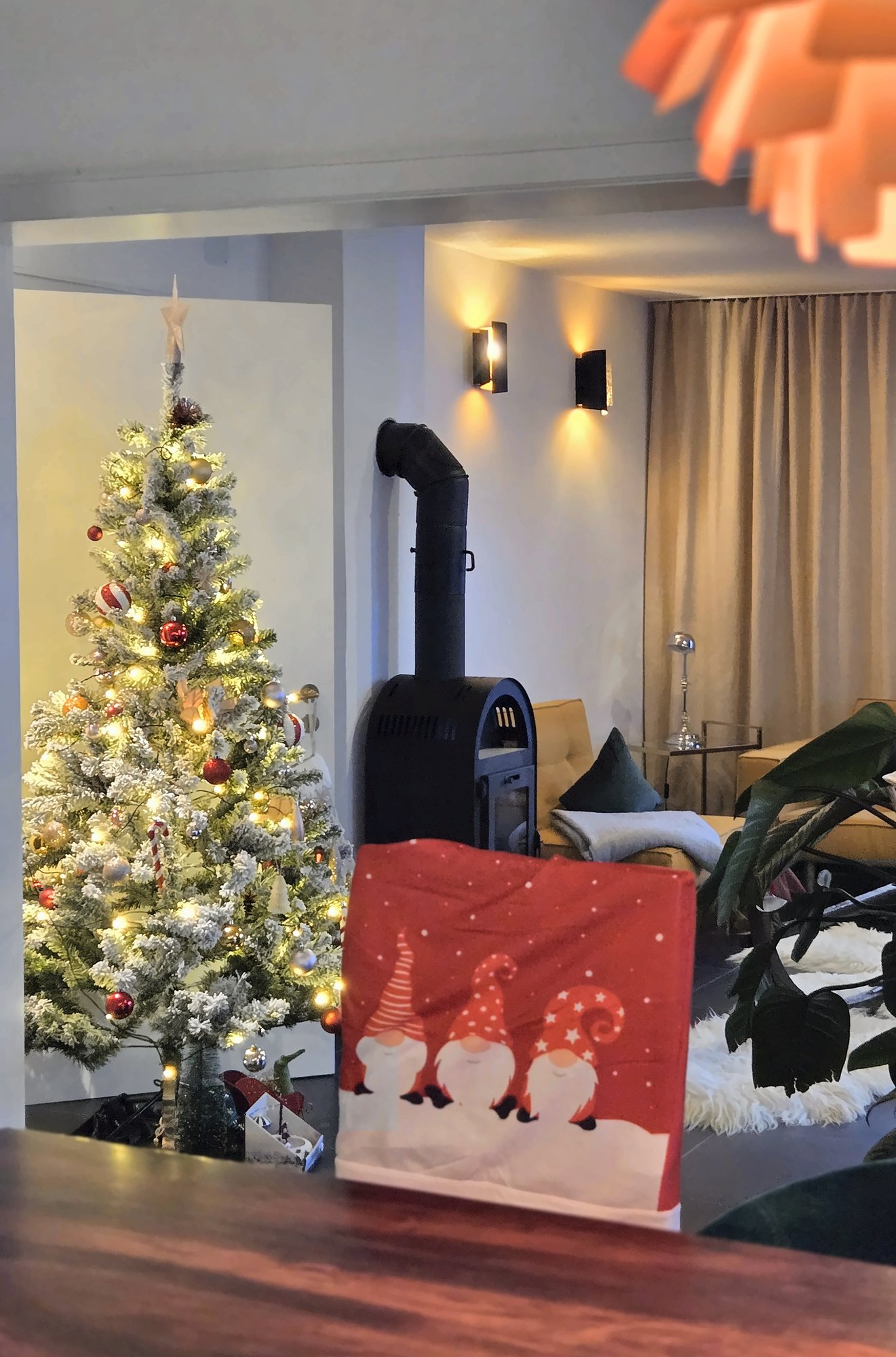 Weihnachten im Ferienhaus im Allgäu – Christbaum und Kaminofen in Felder's Boutique House