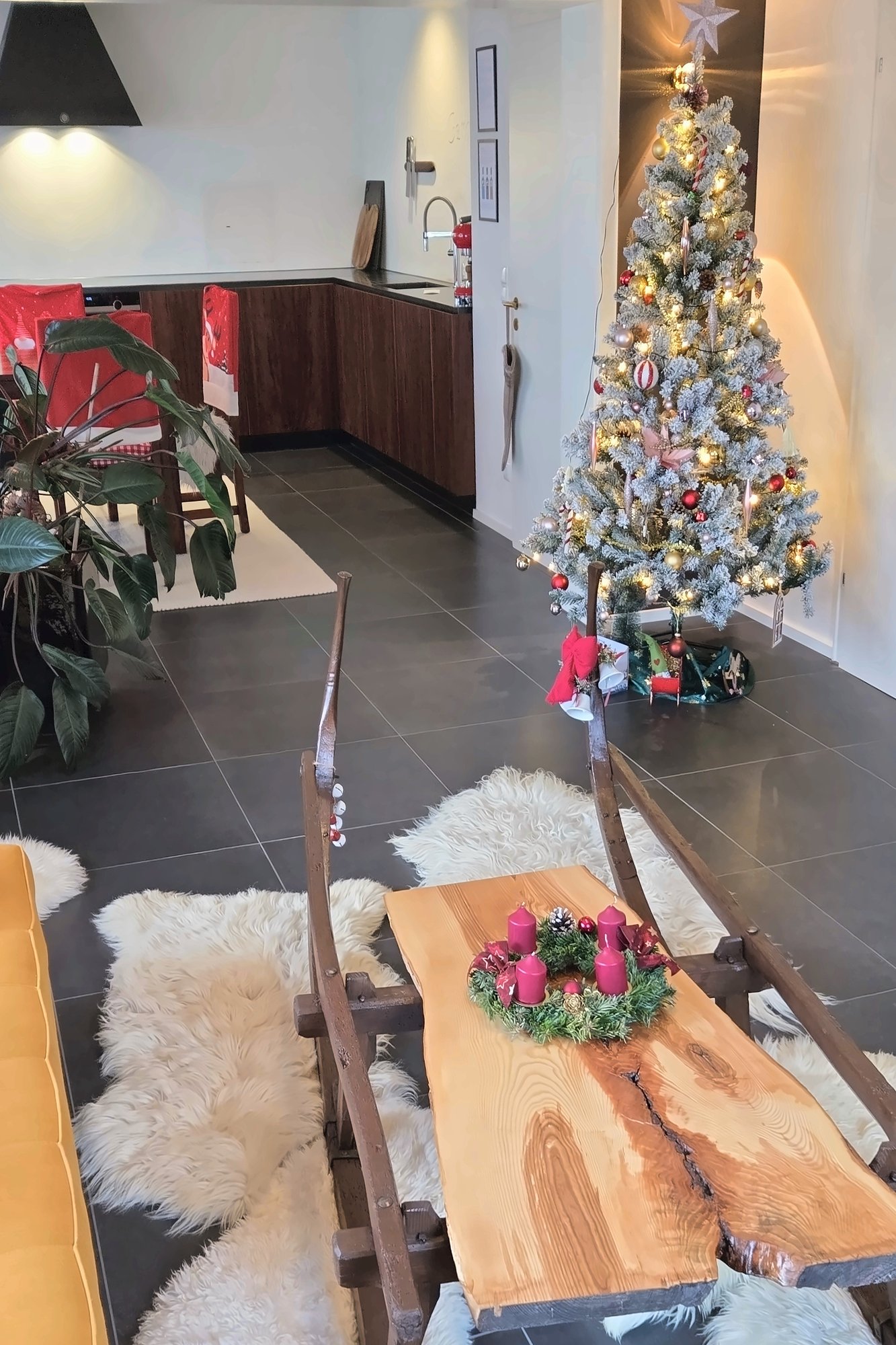 Felder's Boutique House – Schlittentisch mit Adventskranz vor dem Christbaum