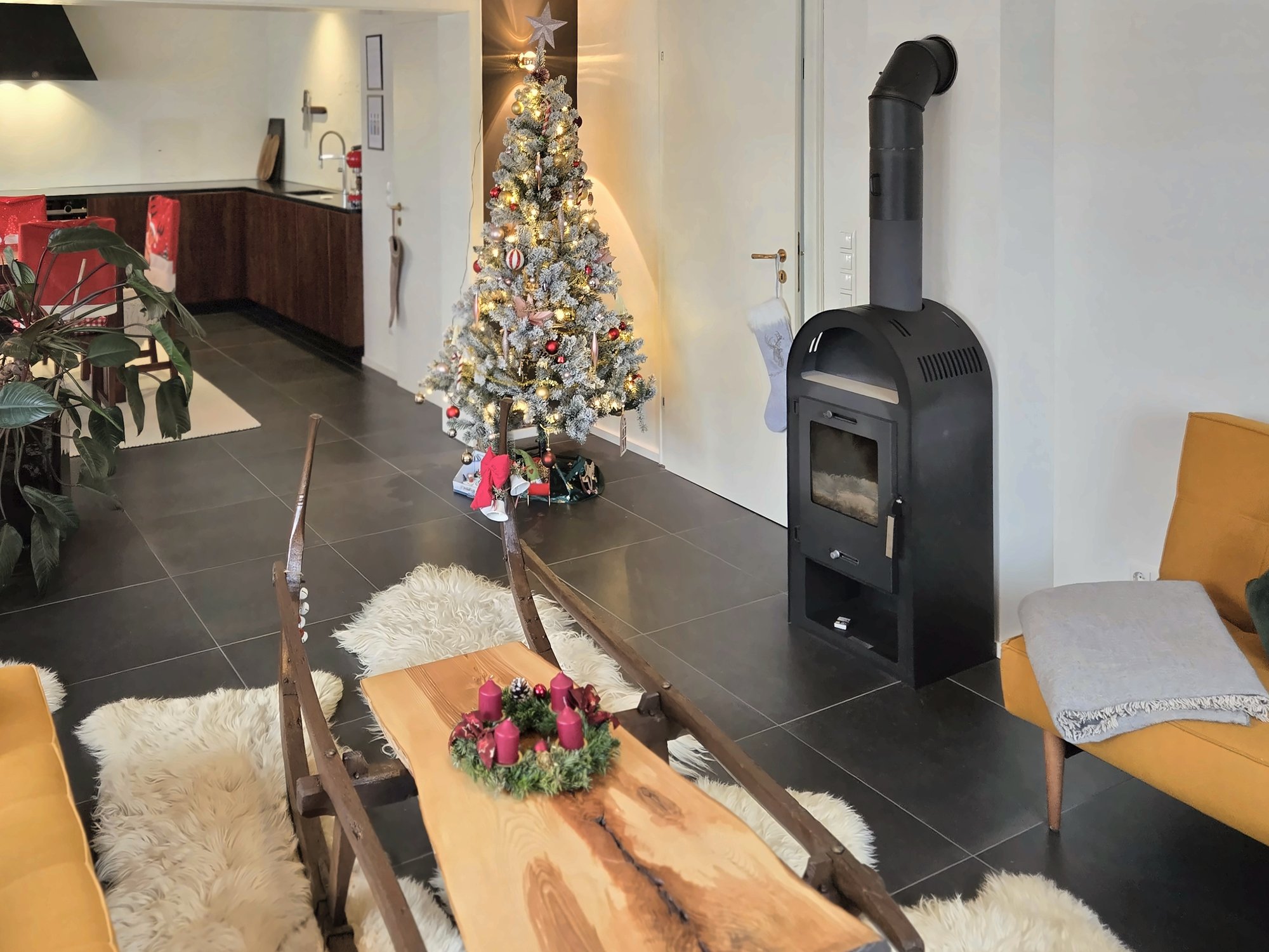 Felder's Boutique House – Wohnzimmer an Weihnachten mit Christbaum, Kaminofen und Schlittentisch