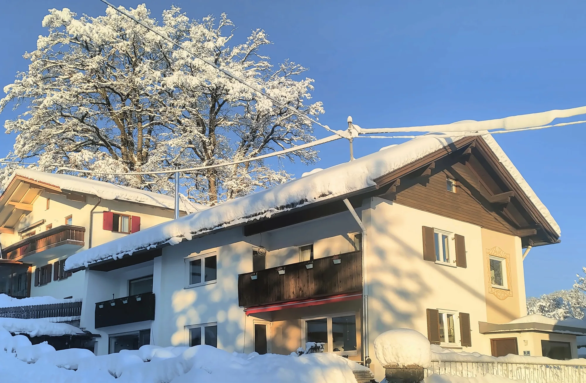 Felder's Alpenhaus in Blaichach im Winter – Boutique House und Boutique Appartement unter einem Dach, tief verschneit
