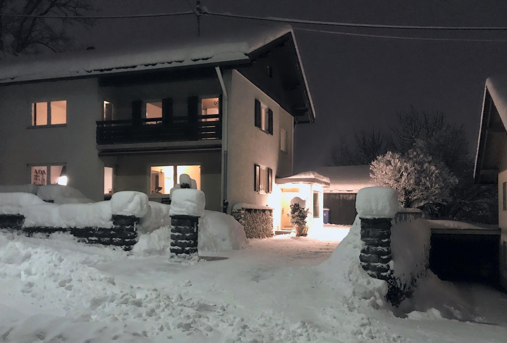 Felder's Boutique House bei Nacht im Tiefschnee mit beleuchtetem Eingang