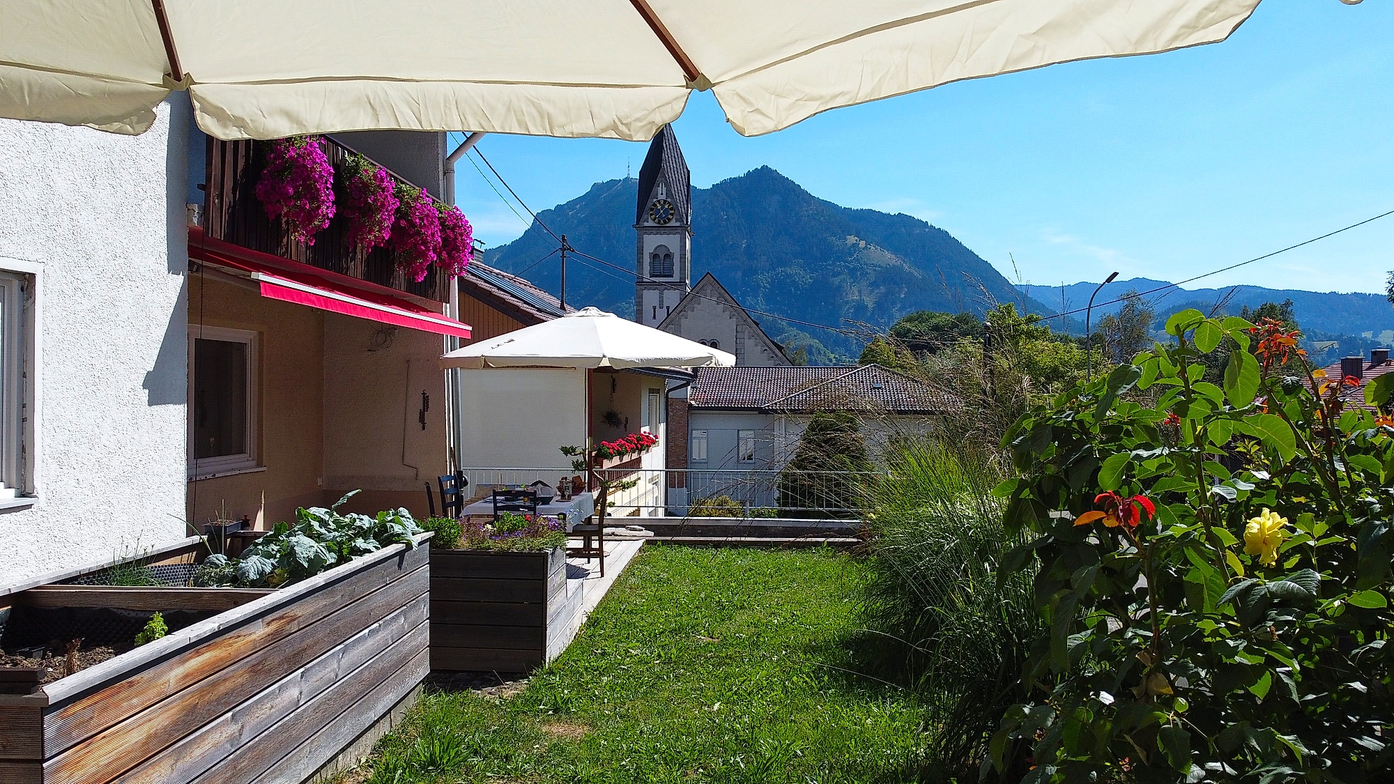 Felder's Boutique House – Garten mit Kirchturm und Bergblick