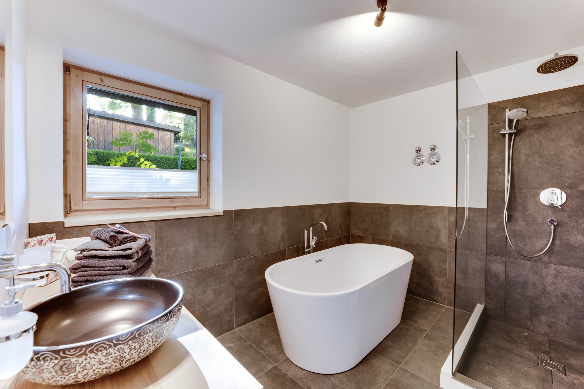 Badezimmer mit freistehender Badewanne