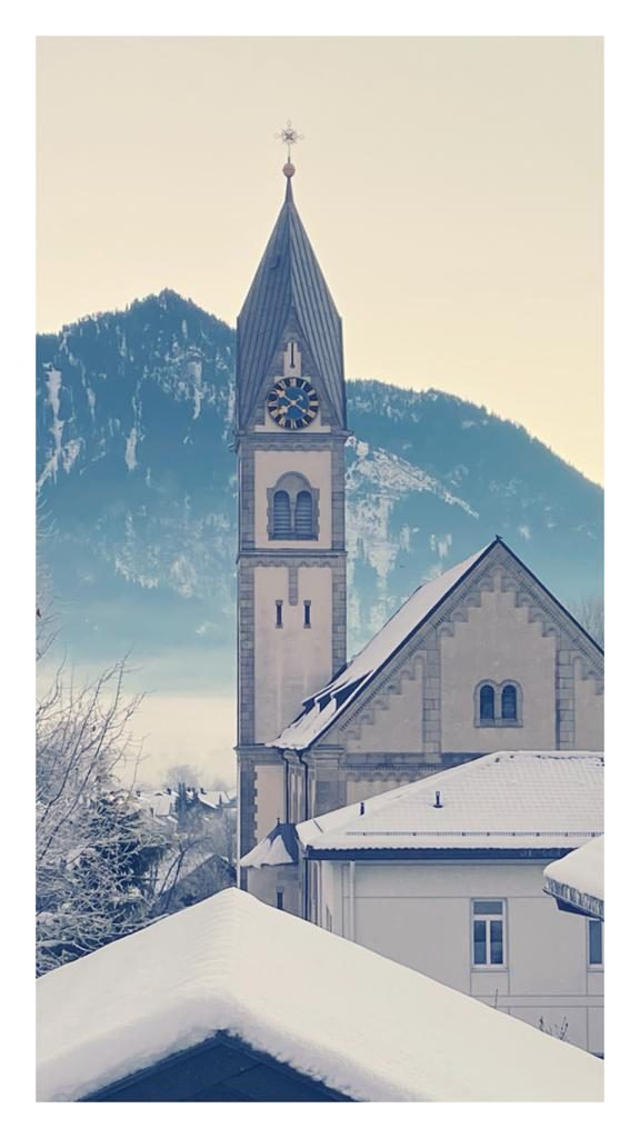 Blick auf den Kirchturm Blaichach im Winter