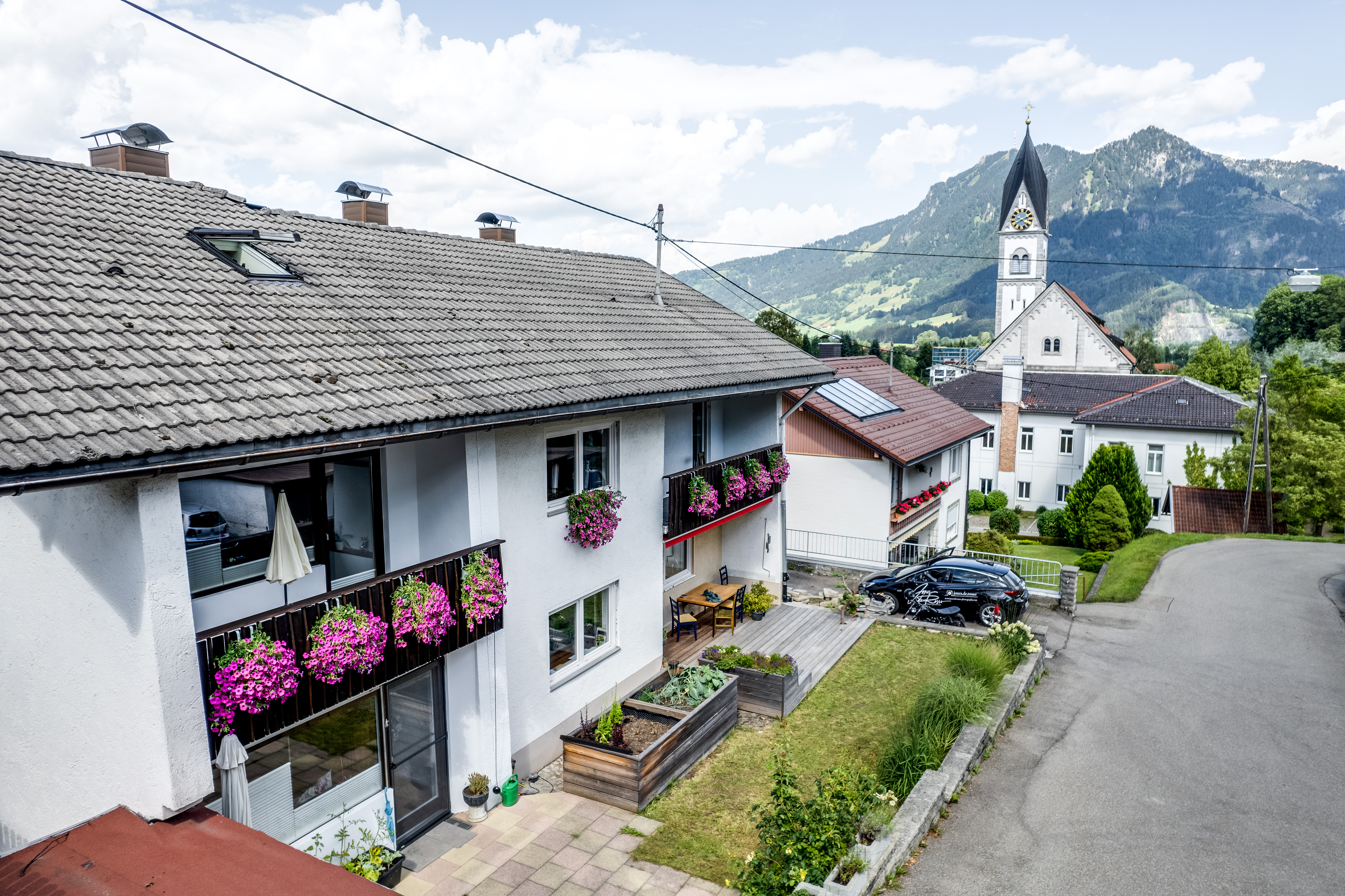 Drohnenaufnahme Blaichach mit Allgäuer Bergen im Hintergrund