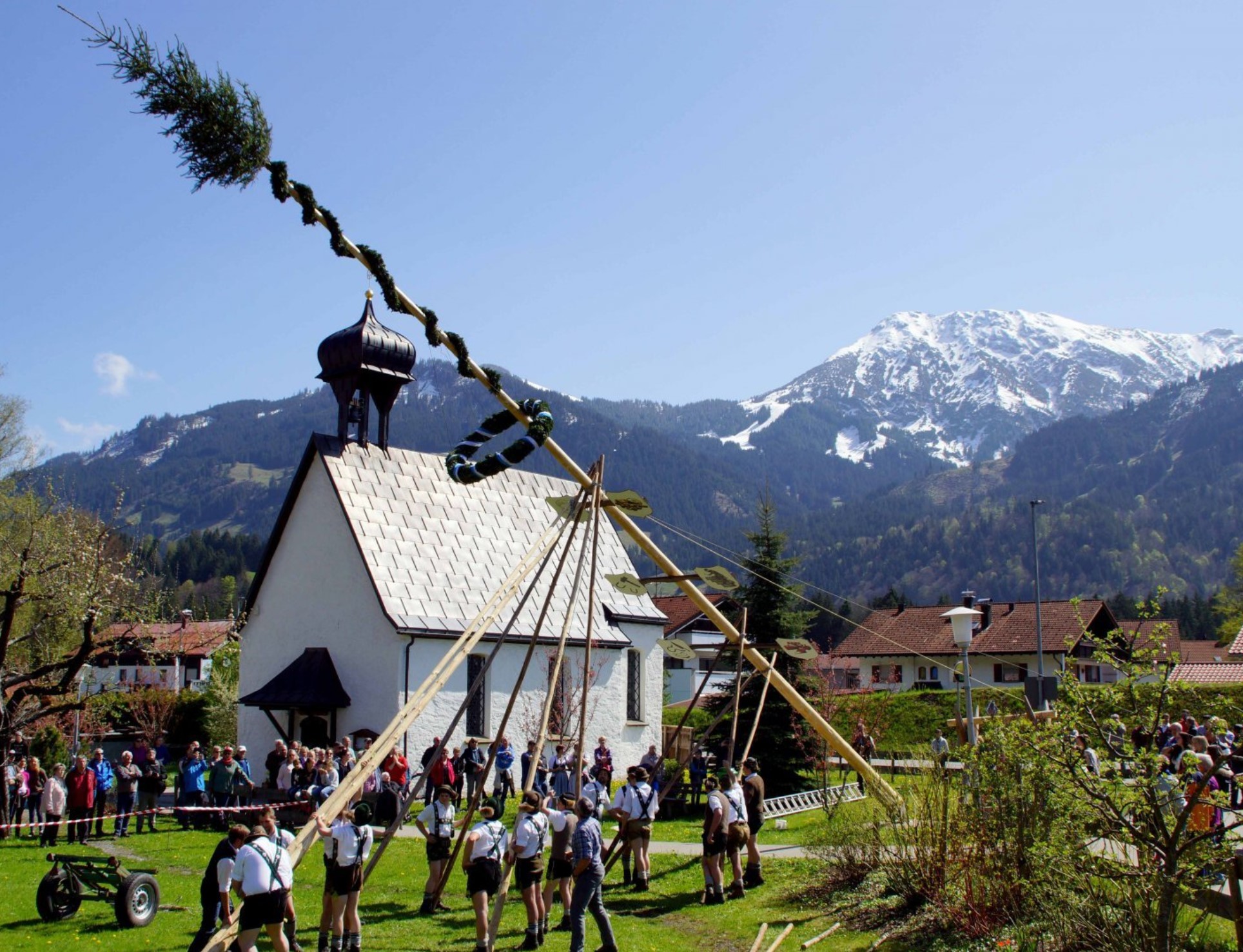 Maibaumaufstellen im Oberallgäu