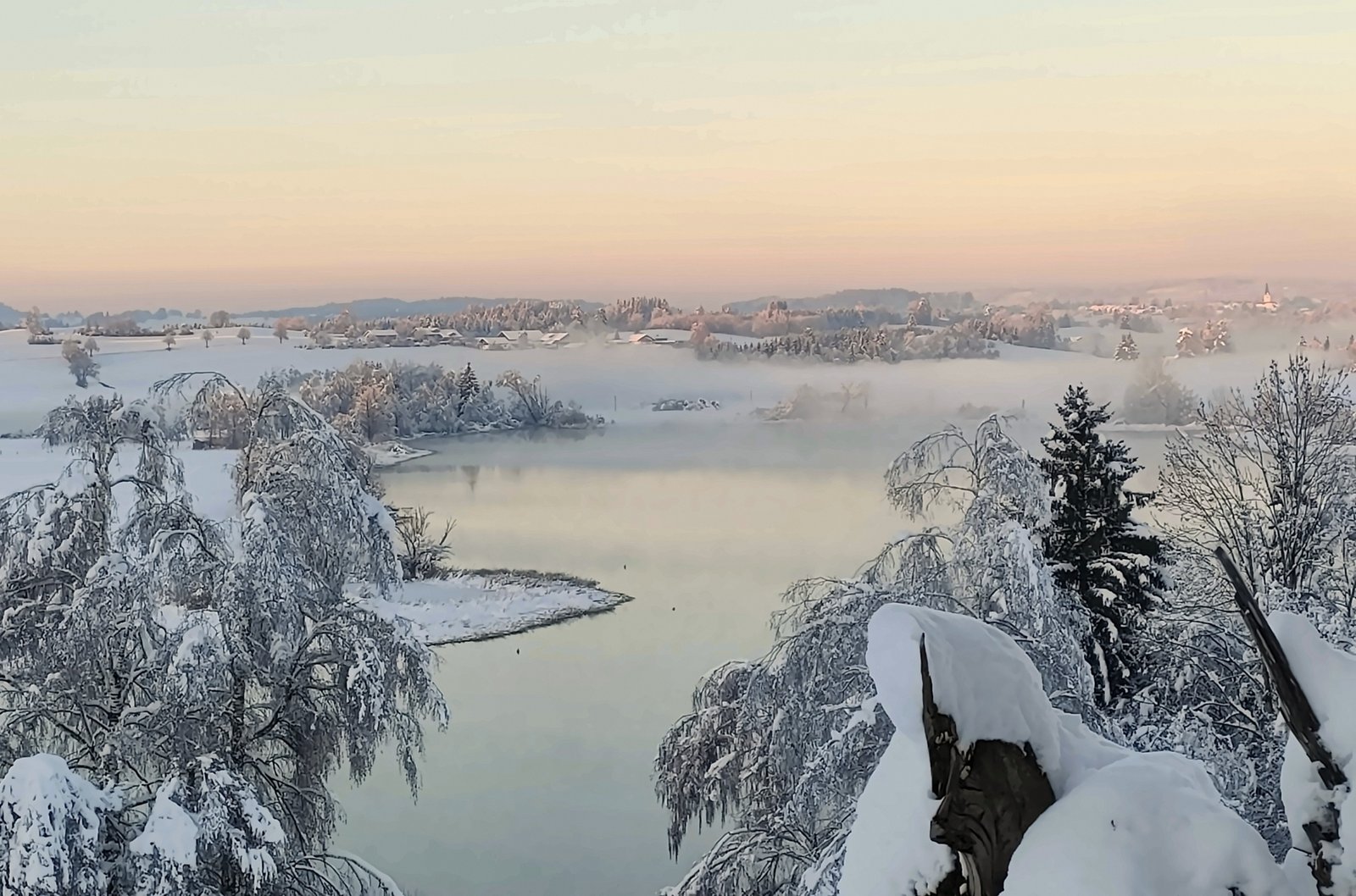 Wintermorgen am See: Nebel, Neuschnee und Stille im Allgäu