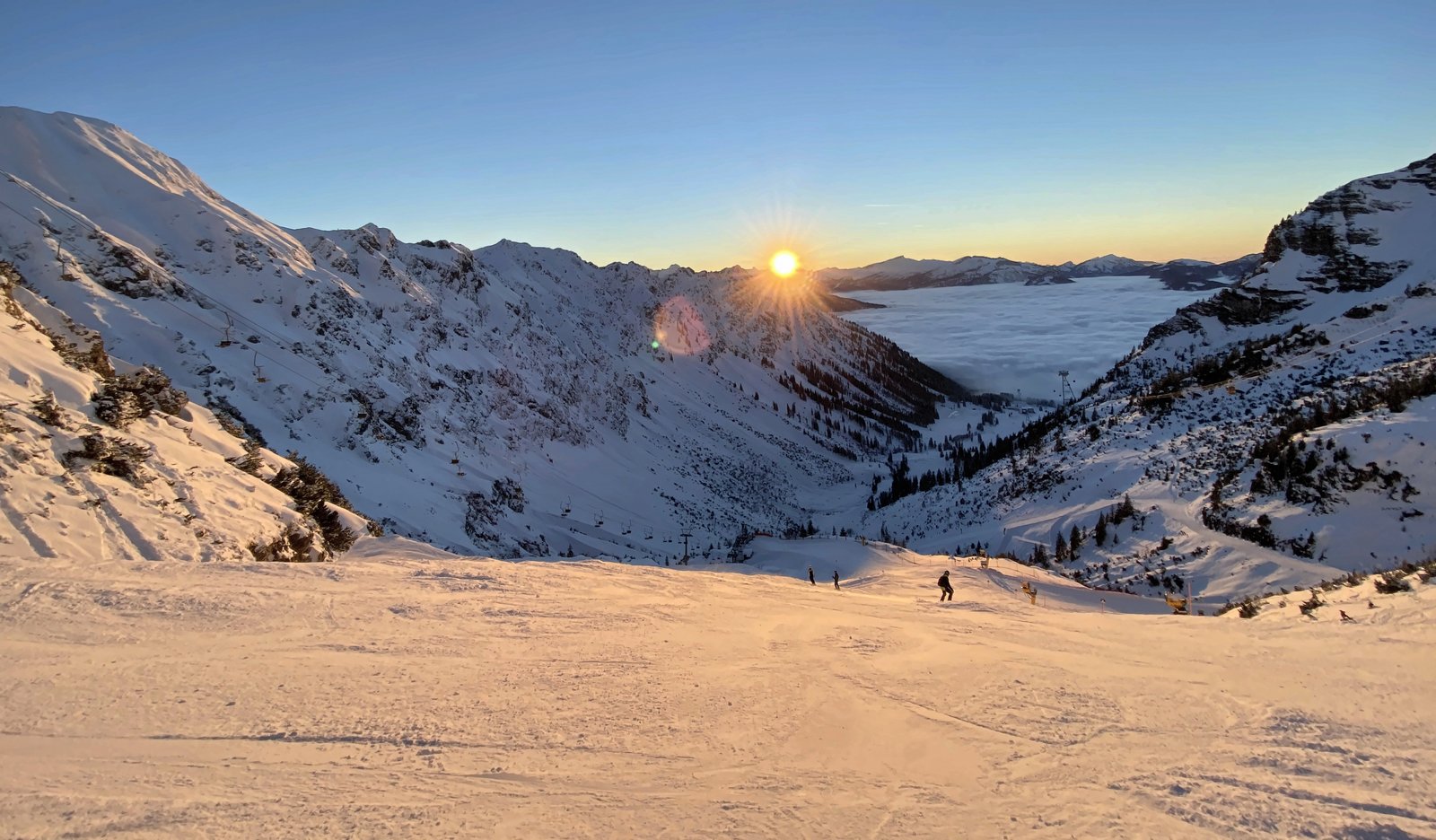 Früh auf der Piste: Sonnenaufgang über dem Nebelmeer in den Allgäuer Alpen